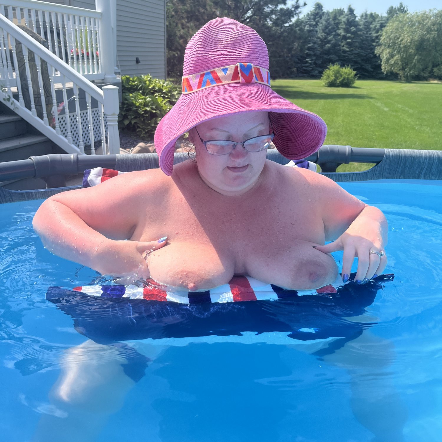 Fat mom Ginger outside #4mH9wphi